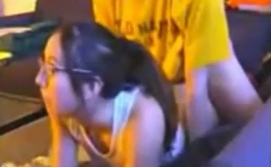 ya metemela antes de que vayan a llegar mis papas….le dice la jovencita cachonda al novio