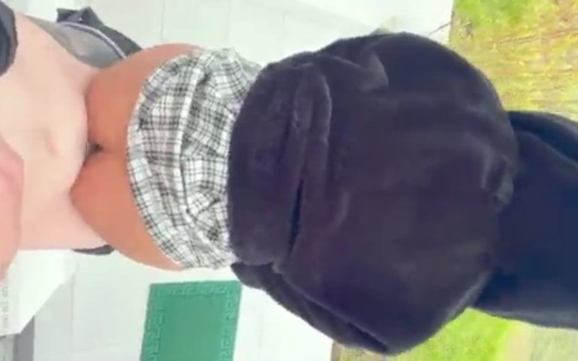 no esperate por que aqui nos pueden ver…le dice la morrita colegiala mientras el novio la penetra