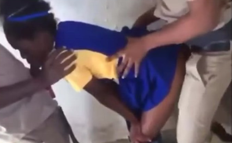 dos alumnos de prepa son grabados cogiendo a uno de sus compañeras