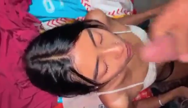 hombre maduro le llena de leche la cara a una jovencita flaquita